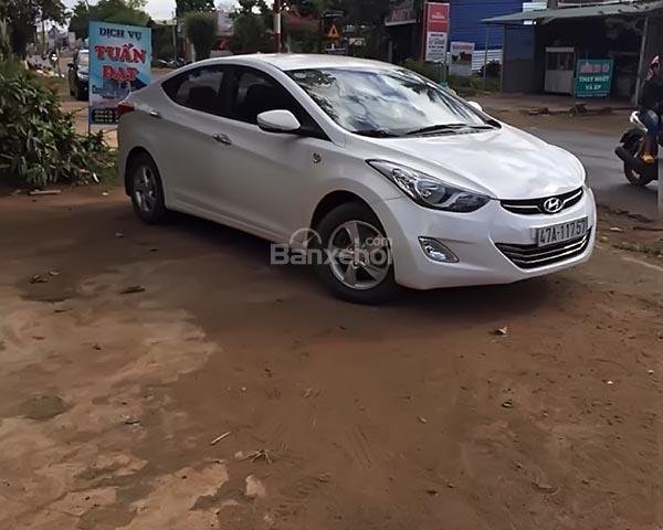 Cần bán xe Hyundai Elantra đời 2014, màu trắng, còn rất đẹp