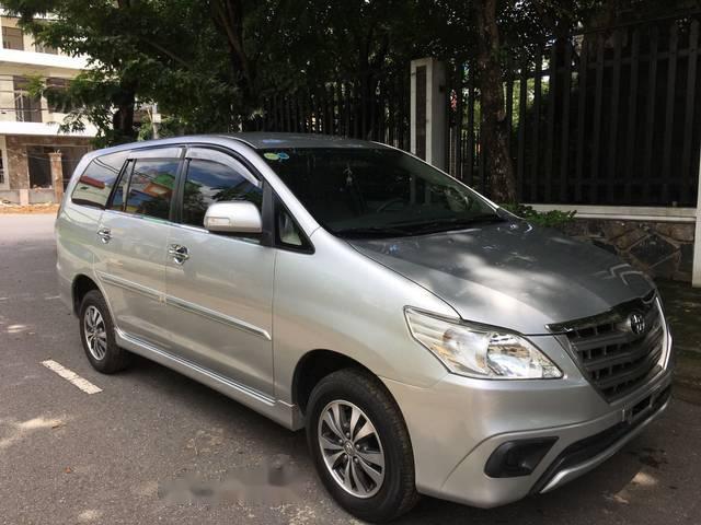 Bán Toyota Innova E đời 2015, màu bạc xe gia đình