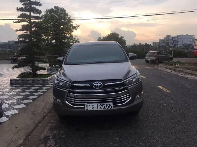 Cần bán lại xe Toyota Innova đời 2017, màu nâu