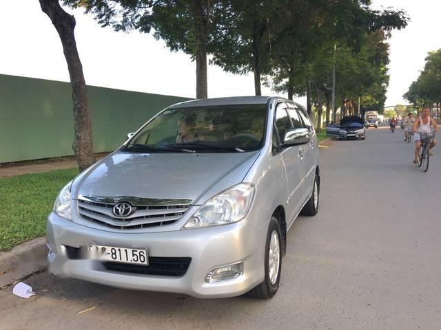 Cần bán lại xe Toyota Innova G năm 2010, màu bạc chính chủ