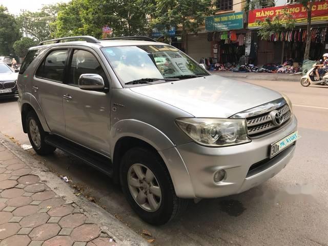 Cần bán gấp Toyota Fortuner V 2.7AT sản xuất năm 2010, màu bạc, giá chỉ 520 triệu