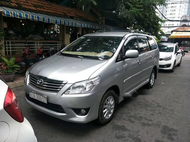 Cần bán lại xe Toyota Innova 2.0 G đời 2012, màu bạc