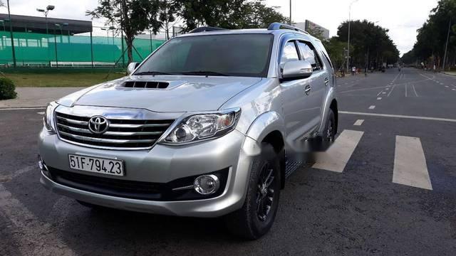 Bán xe Toyota Fortuner 2016, màu bạc còn mới