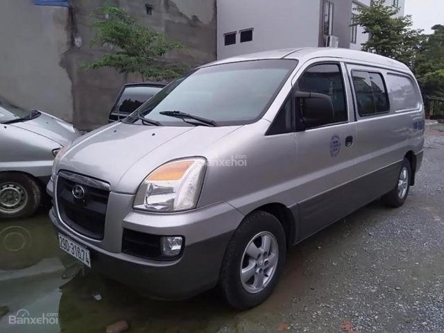 Bán Hyundai Grand Starex đời 2004, màu bạc, xe đang hoạt động ổn định