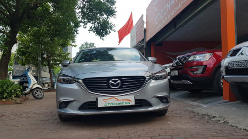 Cần bán Mazda 6 2.0 Premium sản xuất 2017, màu bạc, giá tốt