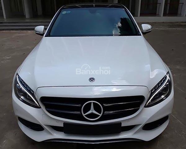 Cần bán gấp Mercedes 2015, màu trắng, xe đảm bảo không cấn đụng hay ngập nước