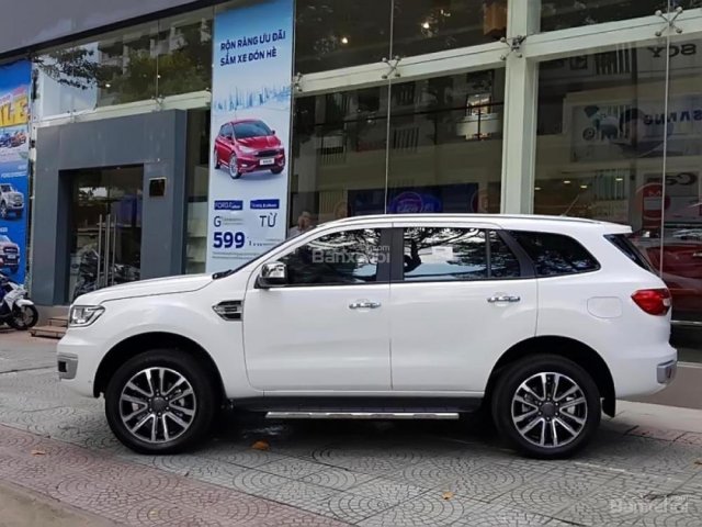 Cần bán Ford Everest Titanium 2.0 BiTurbo đời 2018, màu trắng, nhập khẩu 