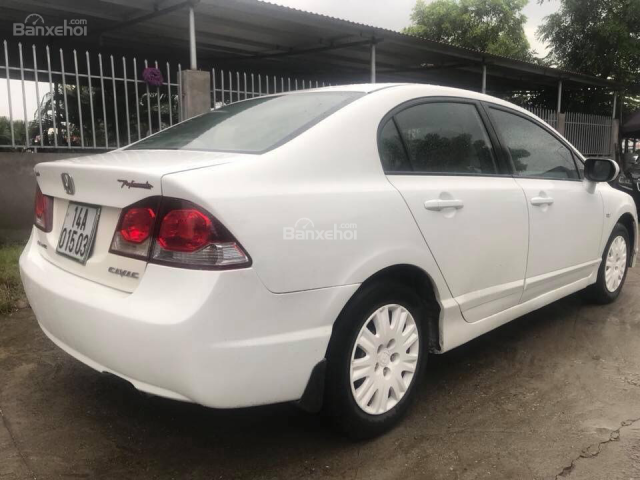 Cần bán xe Honda Civic sản xuất 2011 màu trắng, 370 triệu