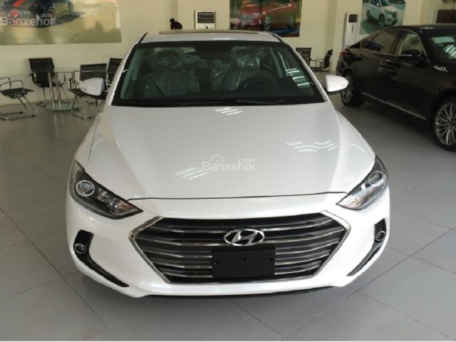 Bán xe Hyundai Elantra 2018, 1.6 số sàn, màu trắng, hỗ trợ vay 90%, giao ngay