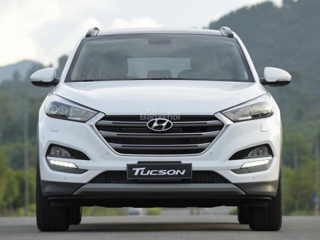 Bán xe Hyundai Tucson 2.0AT 2018, máy xăng, tặng kèm phụ kiện, giao xe ngay