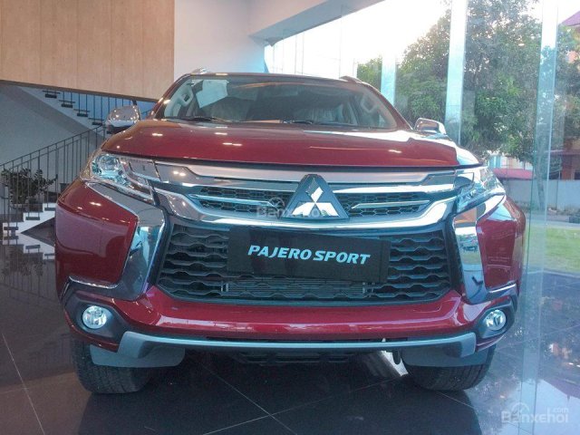 Cần bán Mitsubishi Pajero Sport AT phiên bản máy dầu đầu tiên năm 2018, màu đỏ, xe nhập khẩu nguyên chiếc Thái Lan0