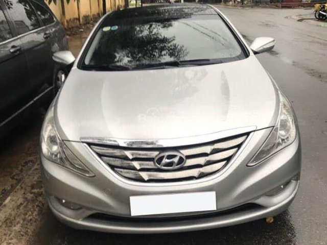 Bán nhanh xe Hyundai Sonata đời 2010 số tự động, màu bạc