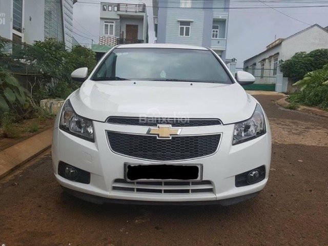 Bán nhanh xe Chevrolet Cruze đời 2014 số sàn, bản LS, màu trắng