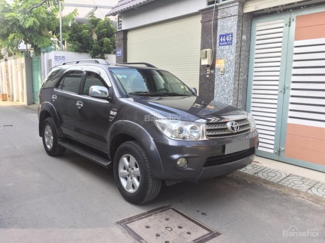 Cần bán xe Toyota Fortuner 2.5MT 2010 máy dầu, màu xám chì