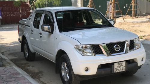 Cần bán Nissan Navara 2.5 MT đời 2011, màu trắng 
