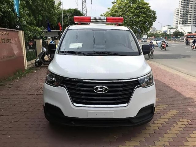 Cần bán xe Hyundai Grand Starex 2.5 MT sản xuất năm 2018, màu trắng, xe nhập