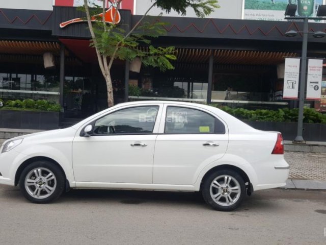 Cần bán xe Chevrolet Aveo LT 2017, số sàn màu trắng