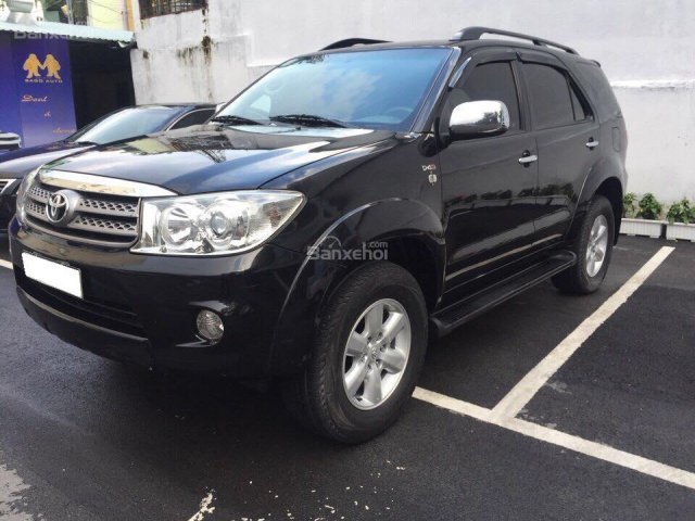 Cần bán gấp Toyota Fortuner đời 2010, màu đen 