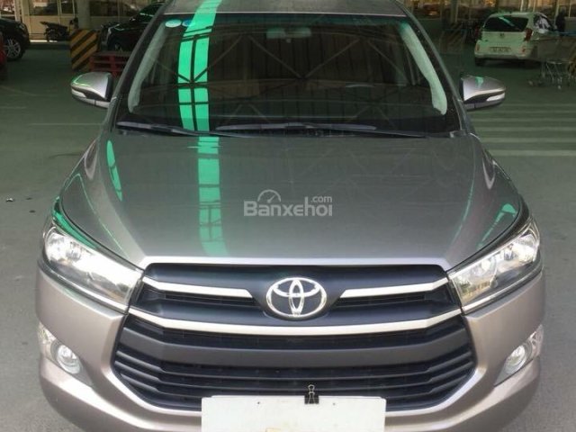 Cần bán Toyota Innova E sản xuất năm 2017, màu xám (ghi)