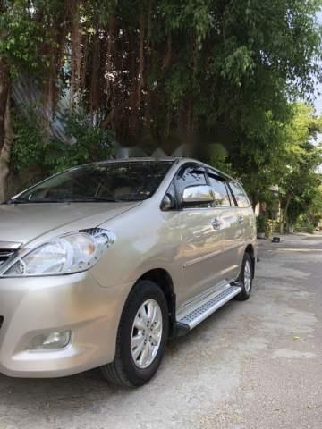 Cần bán xe Toyota Innova năm 2010, màu vàng xe gia đình giá cạnh tranh