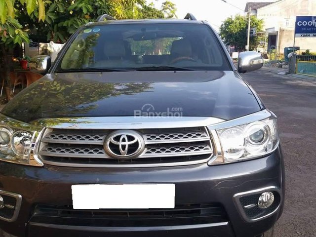 Gia đình cần bán Fortuner 2010, số tự động, máy xăng, màu xám