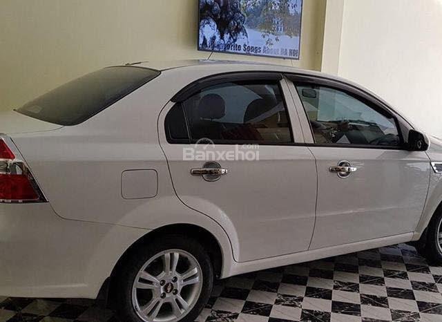 Cần bán gấp Chevrolet Aveo đời 2017, số sàn, màu trắng