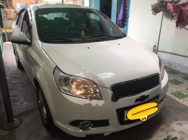 Bán ô tô Chevrolet Aveo năm sản xuất 2015, màu trắng còn mới