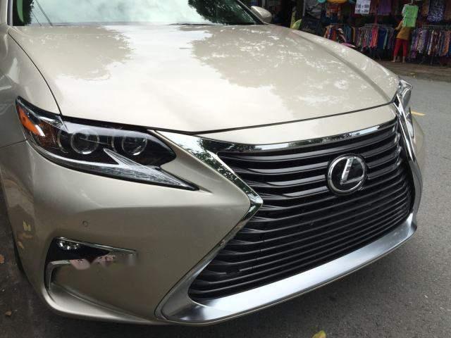 Bán xe Lexus ES 250 sản xuất 2016, màu vàng ít sử dụng