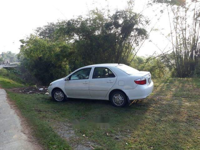 Cần bán xe Toyota Vios đời 2004, màu bạc