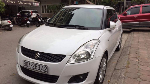 Cần bán Suzuki Swift AT đời 2014, màu trắng  