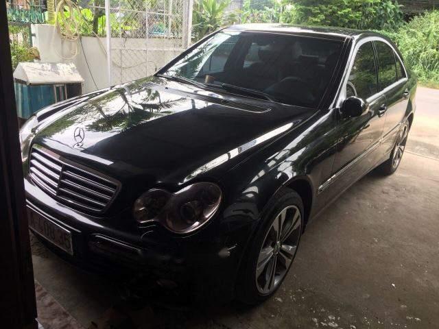 Bán Mercedes đời 2005, màu đen, xe còn mới, chạy êm