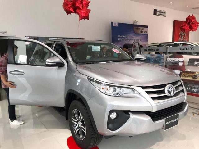 Cần bán xe Toyota Fortuner đời 2018, màu bạc, nhập khẩu