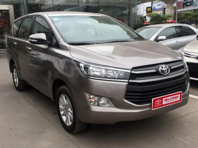 Bán xe Toyota Innova E 2017 đăng ký 2018 - Màu nâu đồng