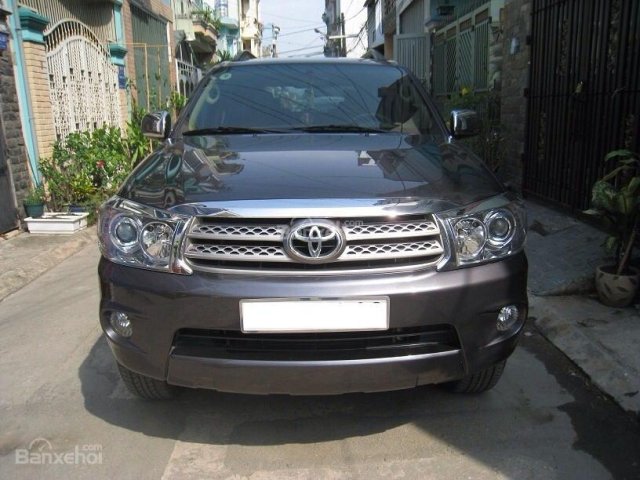 Bán Fortuner 2010 tự động, máy xăng, ghi xám, xe full mới