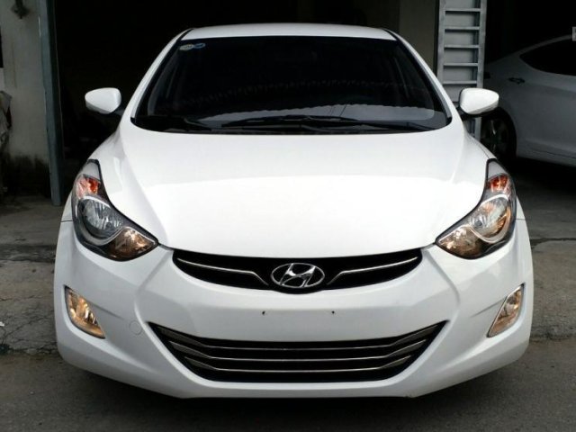 Cần bán gấp Hyundai Elantra 2013, màu trắng, nhập khẩu xe gia đình