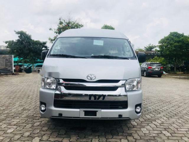 Cần bán xe Toyota Hiace sản xuất 2018, màu bạc