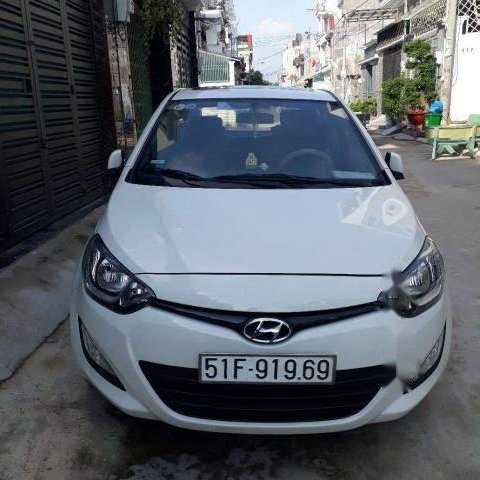 Cần bán Hyundai i20 năm sản xuất 2013, màu trắng