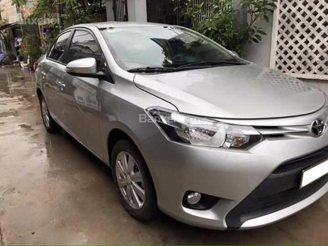 Cần bán xe Toyota Vios E năm 2017, màu bạc