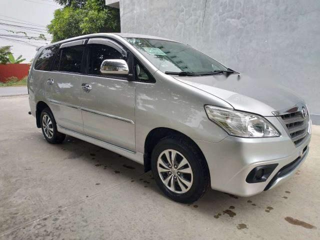 Cần bán xe Toyota Innova MT đời 2015, màu bạc, giá chỉ 585 triệu