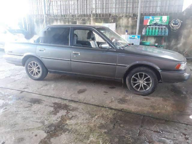 Cần bán xe Toyota Camry 1987, màu xám