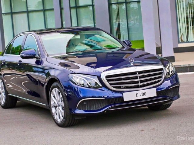 Mercedes E200 hỗ trợ vay cao, tặng bảo hiểm