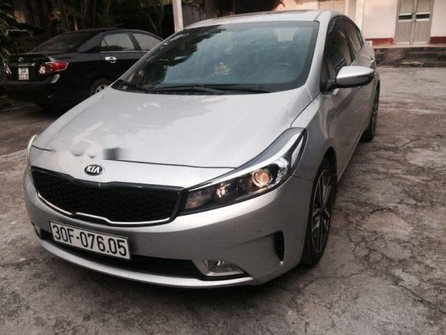 Cần bán xe Kia Cerato 1.6 AT đời 2016, màu bạc, 586tr