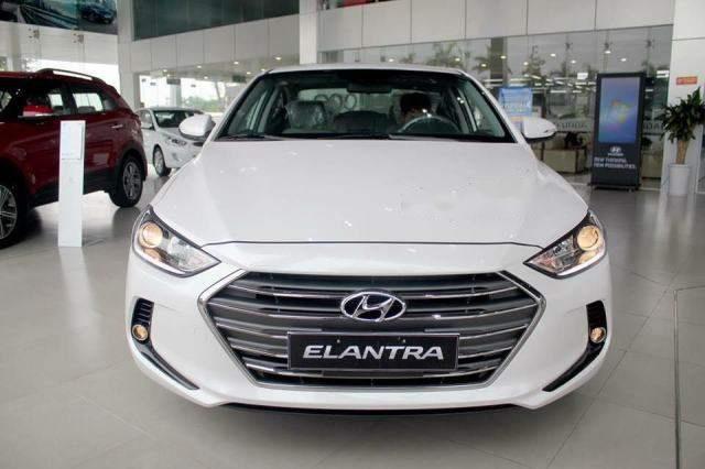 Cần bán xe Hyundai Elantra đời 2018, màu trắng, 565.3 triệu