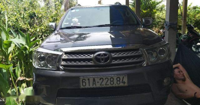 Bán Toyota Fortuner sản xuất 2010, màu xám, giá 600tr