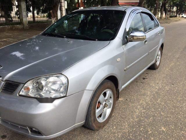 Bán Daewoo Lacetti sản xuất năm 2004, màu bạc, xe đẹp zin hoàn toàn