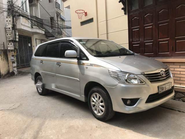 Bán xe Toyota Innova 2.0E số sàn, chính chủ tư nhân mua từ mới