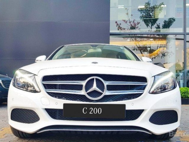 Cần bán xe Mercedes C200 đời 2018, màu trắng, nội thất be