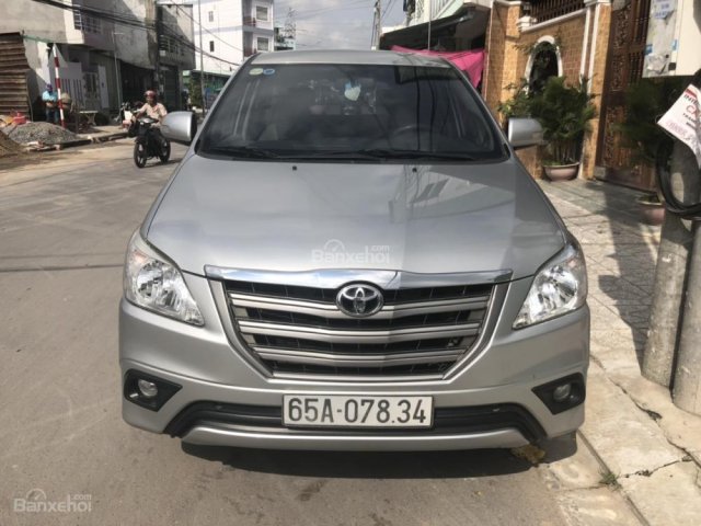 Bán Toyota Innova 2.0E màu bạc, số sàn, sản xuất 12/2015, biển tỉnh, xe sử dụng gia đình