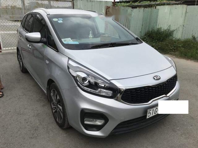 Bán Kia Rondo 2.0MT đời 2017, màu bạc số sàn