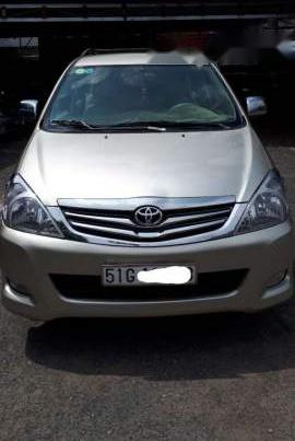 Cần bán gấp Toyota Innova G đời 2010, màu ghi vàng chính chủ